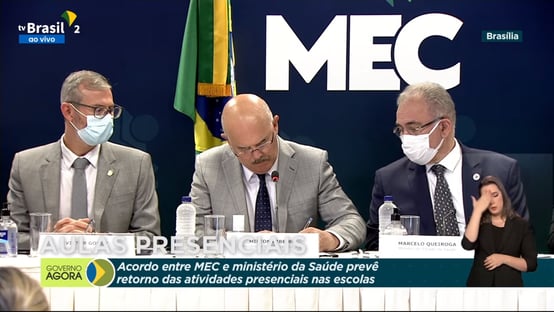 Ribeiro e Queiroga assinam portaria por volta às aulas presenciais antes da vacinação de professores