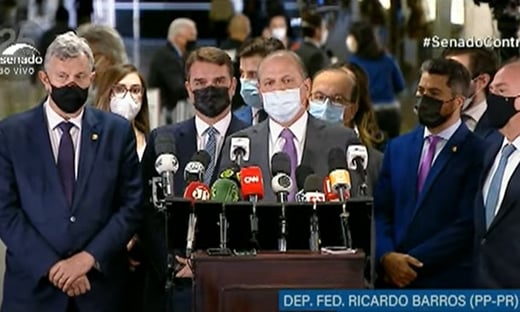 “Não há mais laboratórios buscando o Brasil”, diz Barros, em coletiva