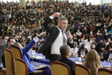 Crusoé: o pastor sobe o monte