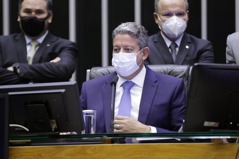 Lira discute propostas para conter alta dos combustíveis