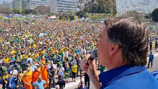 Jair Bolsonaro Sobrevoa Avenida Paulista em São Paulo