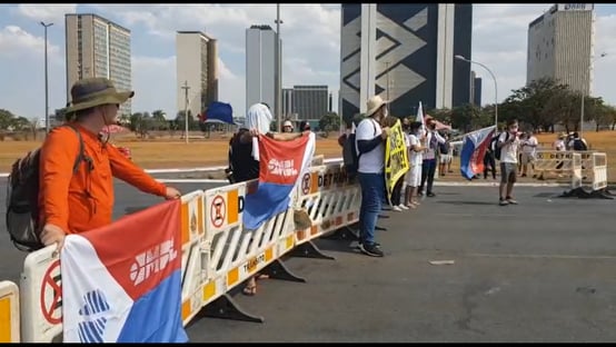 “Bolsonaro, ladrão, tchutchuca do Centrão”