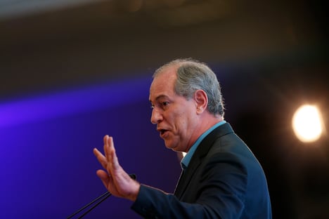 Manifestantes tentam agredir Ciro Gomes com pedaços de pau