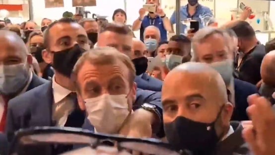 Macron leva ovada durante evento na França; assista
