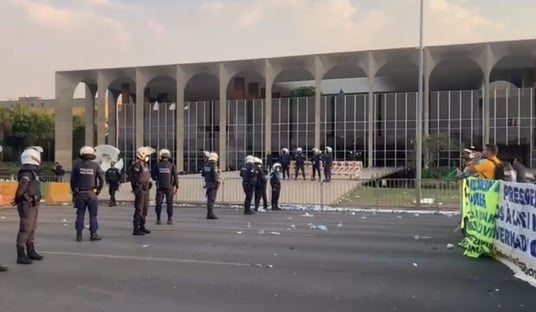 Bolsonaristas que permanecem na Esplanada ameaçam jornalistas