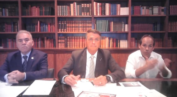 Em live com Queiroga, Bolsonaro se diz melhor do que quem tomou Coronavac