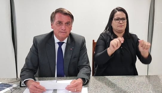 Bolsonaro poupa Moraes e diz que pode falar com Barroso, mas debocha de ministro