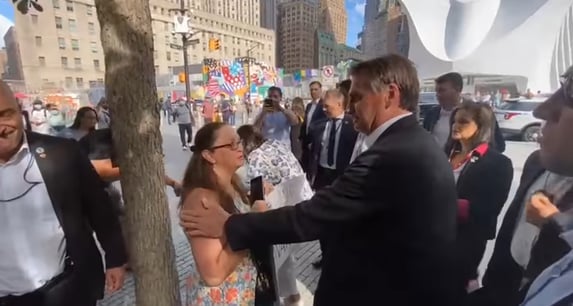 Claque de Bolsonaro aparece para apoiá-lo em Nova York