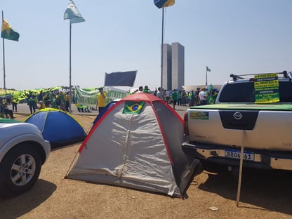 Caminhões bloqueiam Esplanada e tentam forçar acesso ao STF
