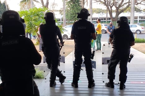 Manifestantes buscam “brecha” para tentar invadir Câmara e Senado