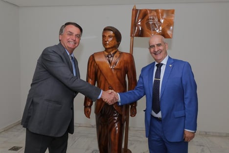 Bolsonaro instala no Planalto estátua que ganhou de apoiadores