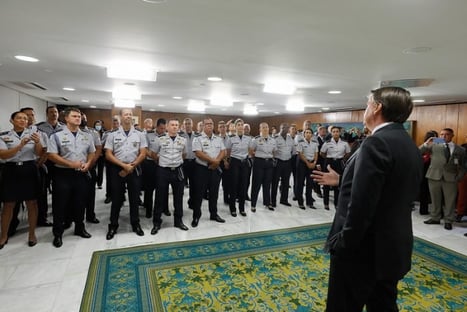 De olho em apoio de policiais, Bolsonaro lança programa habitacional para forças de segurança