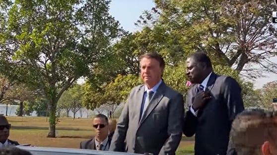 Bolsonaro promete MP para acabar com obrigatoriedade da vacinação
