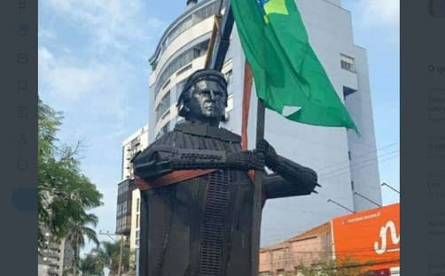 Manifestantes erguem estátua de Bolsonaro de 6 metros em Passo Fundo
