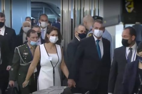 De máscara, Bolsonaro chega à ONU para discurso