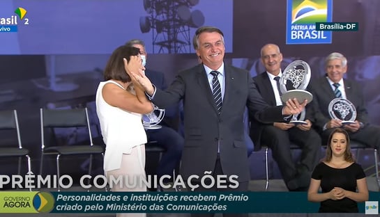 Bolsonaro, ministros e até Michelle ganham prêmio por “contribuir para telecomunicações”