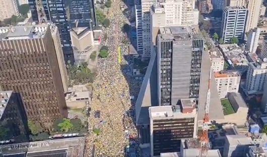 Comboio com Bolsonaro se dirige à Avenida Paulista