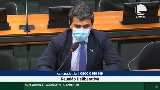 Deputado que disse “se eu tivesse te dado um soco, Vossa Excelência não teria continuado sentado” pede desculpas