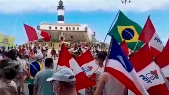 Em Salvador, manifestantes se reúnem em frente ao Farol da Barra