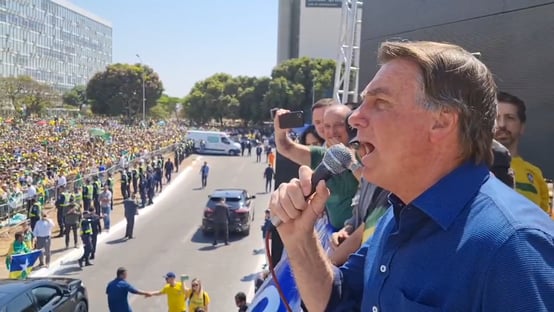 Bolsonaro no chão (e Lula isolado)