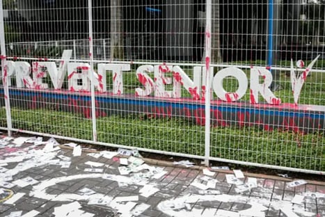 Manifestantes jogam tinta vermelha na sede da Prevent Senior