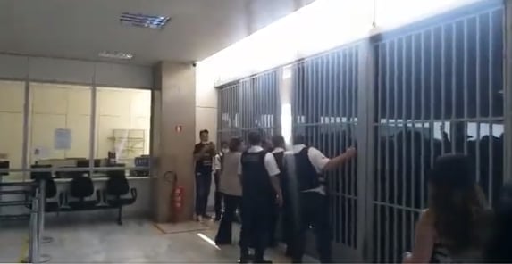 Manifestantes tentam invadir Ministério da Saúde