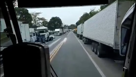 Líder de caminhoneiros diz que “pessoal do agro” está por trás dos bloqueios em rodovias