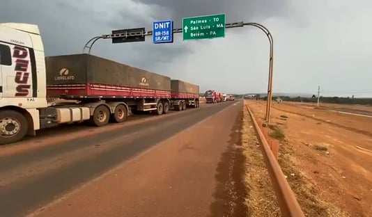 Após reunião com Bolsonaro, caminhoneiros dizem que só acabam com bloqueios se pauta anti-STF avançar