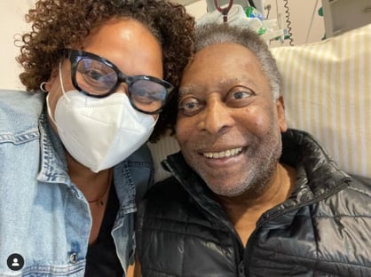 “Ele está se recuperando bem e dentro do quadro normal”, diz filha de Pelé