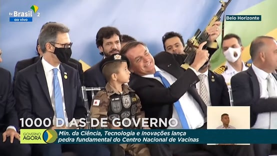 “O povo armado jamais será escravo”, canta grupo em comício de Bolsonaro