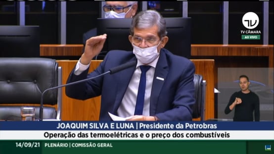 Presidente da Petrobras admite que dólar tem impacto no preço dos combustíveis