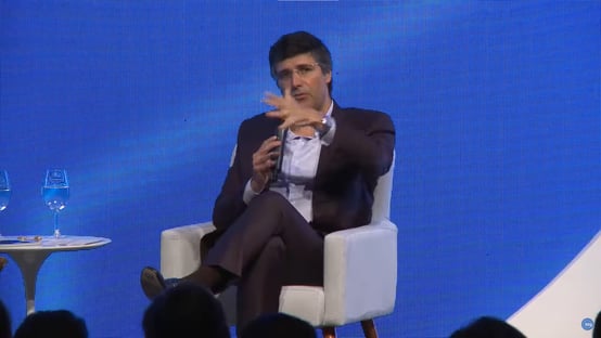 André Esteves não precisa mais ajoelhar-se