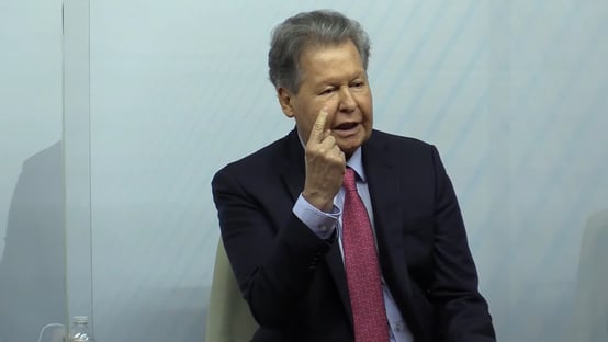 Arthur Virgílio diz que sobe escadaria da Penha de joelhos se Aécio deixar PSDB