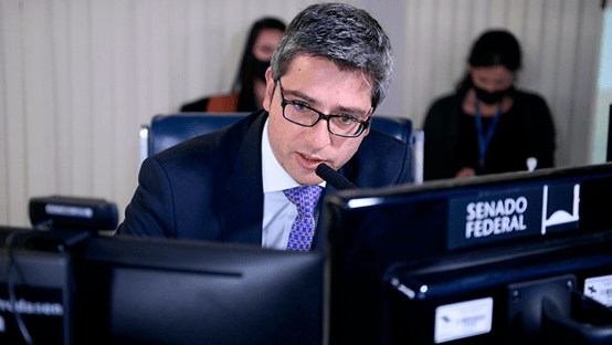 Líder do partido de Bolsonaro defende passaporte da vacina