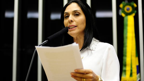 Deputada retaliada pela igreja diz perdoar pastor que se referiu a Leite como “homem indigno”