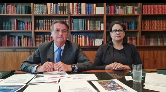YouTube derruba live de Bolsonaro no canal de Carluxo