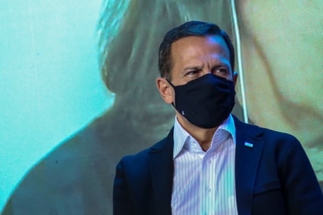 Governo Doria decide manter exigência de máscara em espaços abertos em SP
