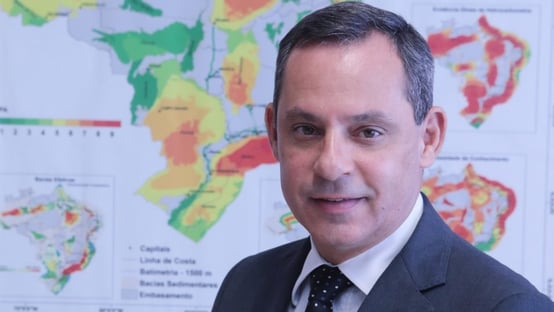 Após críticas de Bolsonaro, presidente da Petrobras descarta mudar política de preço