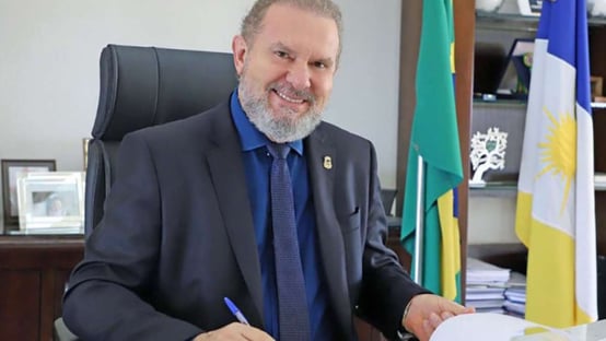 Justiça torna inelegível governador afastado do Tocantins