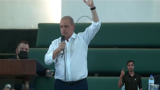 Pregando em igreja evangélica, Onyx fala em “vírus chinês” e idolatra Bolsonaro
