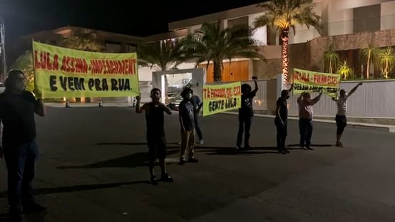 “Lula, respeita a Dilma!”