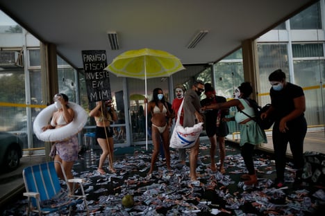 MST faz protesto contra Guedes em frente ao Ministério da Economia