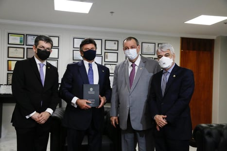 No STF, senadores entregam a Fux relatório final aprovado pela CPI da Covid; assista