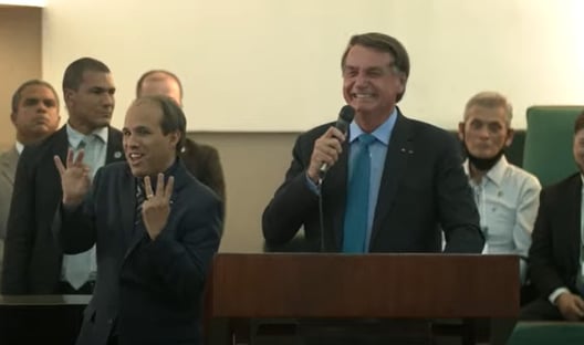 Em igreja, Bolsonaro faz piadas de cunho sexual