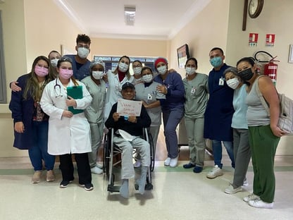 Covid: após 191 dias internado, idoso recebe alta devendo R$ 2,6 milhões a hospital