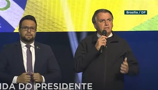 Bolsonaro chora no banho
