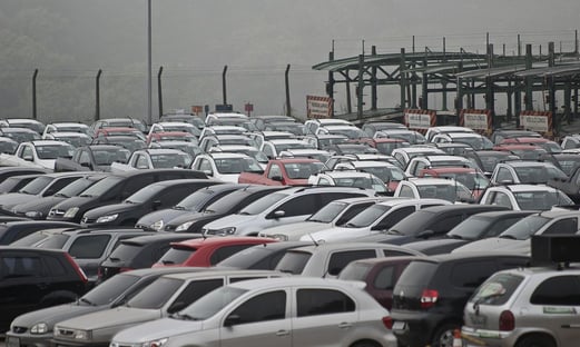Produção de veículos cresce, mas setor continua em crise