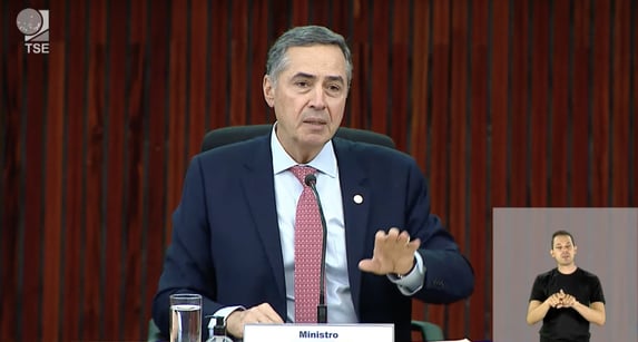 No Twitter, Barroso dá dica de livro sobre corrupção institucionalizada