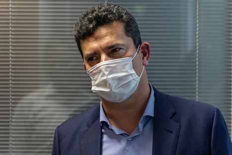 Moro diz que Brasil deve exigir vacinação para estrangeiros após nova variante
