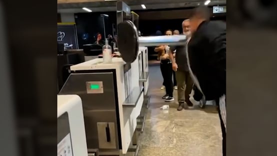 Casal de passageiros quebra guichê em Guarulhos após atraso de voo